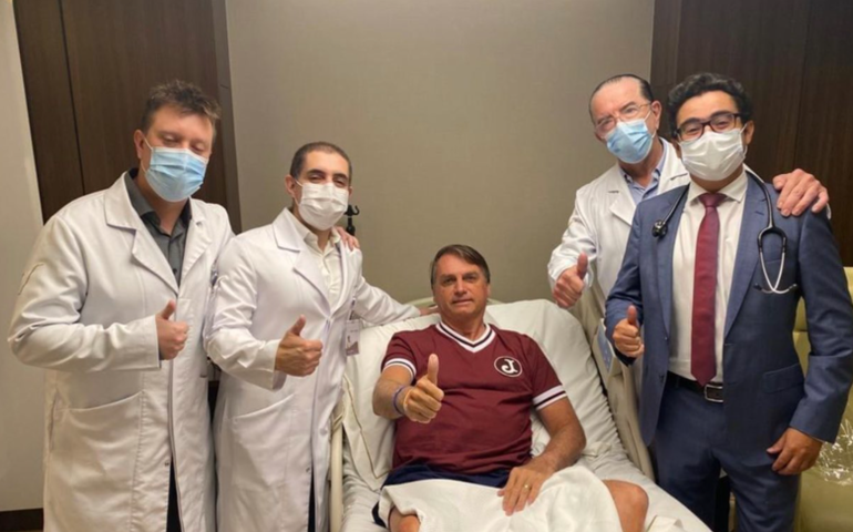 Bolsonaro publica foto com equipe médica e diz que recebeu alta do hospital