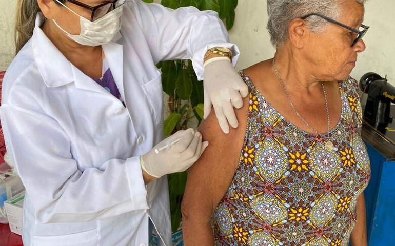 Campanha de vacinação bivalente contra COVID-19 começa em Santana do Mundaú