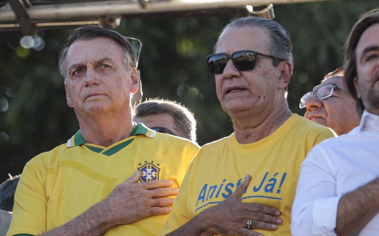 Após ser chamado de 'estúpido' e 'idiota', Eduardo Bolsonaro responde Silas Malafaia: 'Tamo junto'