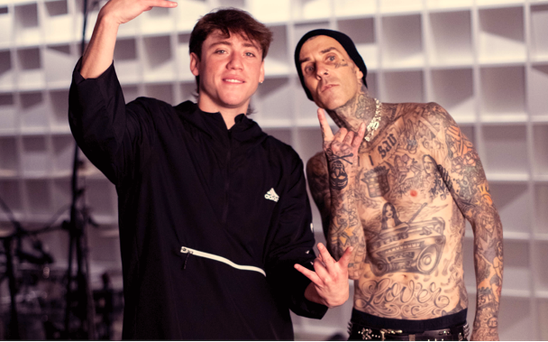 Paulo Londra relança hit com baterista Travis Barker