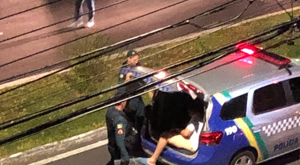 Motorista embriagado é preso após colidir com dois veículos estacionados
