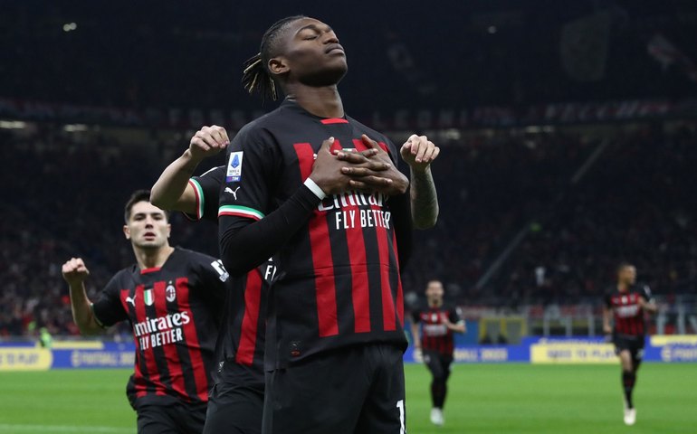 Com gol contra, Milan bate Fiorentina e segue na busca pelo Napoli no Italiano
