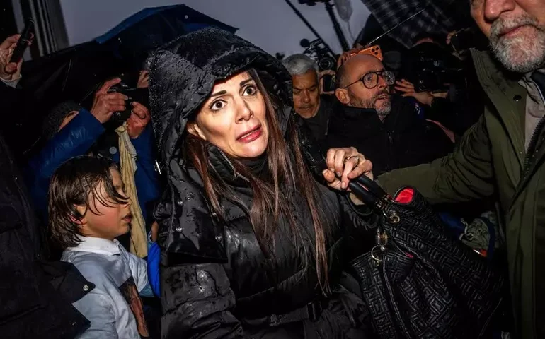 Imagens revelam que dona de bar incendiado na Suíça foi uma das primeiras a fugir