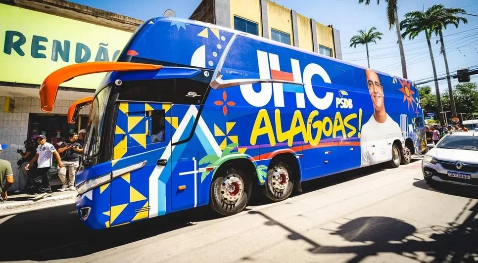 Decisão da Justiça permitiu a continuidade da circulação do Busão da Mudança durante a pré-campanha de JHC. - Foto: Assessoria