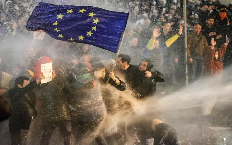 Milhares de manifestantes na Geórgia protestam contra lei ‘inspirada na Rússia’