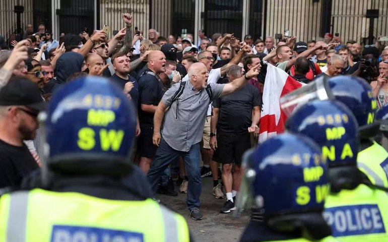 Em meio a protestos e desinformação, Justiça britânica divulga nome de menor de idade suspeito de matar três crianças