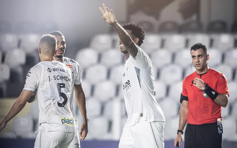 Juiz relata protestos vindos de camarote da Vila Belmiro em jogo de portões fechados do Santos