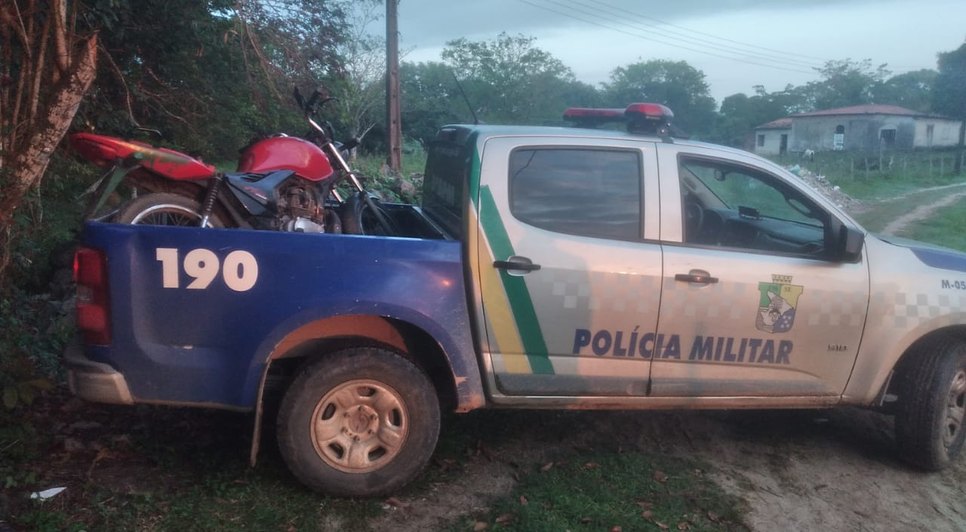 Assaltantes são perseguidos por policiais e abandonam moto roubada na Grande Aracaju