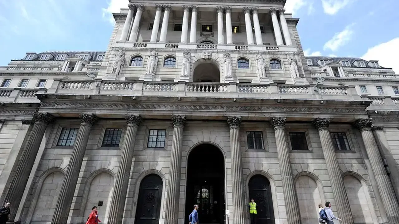 BoE corta juro básico em 25 pontos-base, a 4%, com sinais de fraqueza no mercado de trabalho