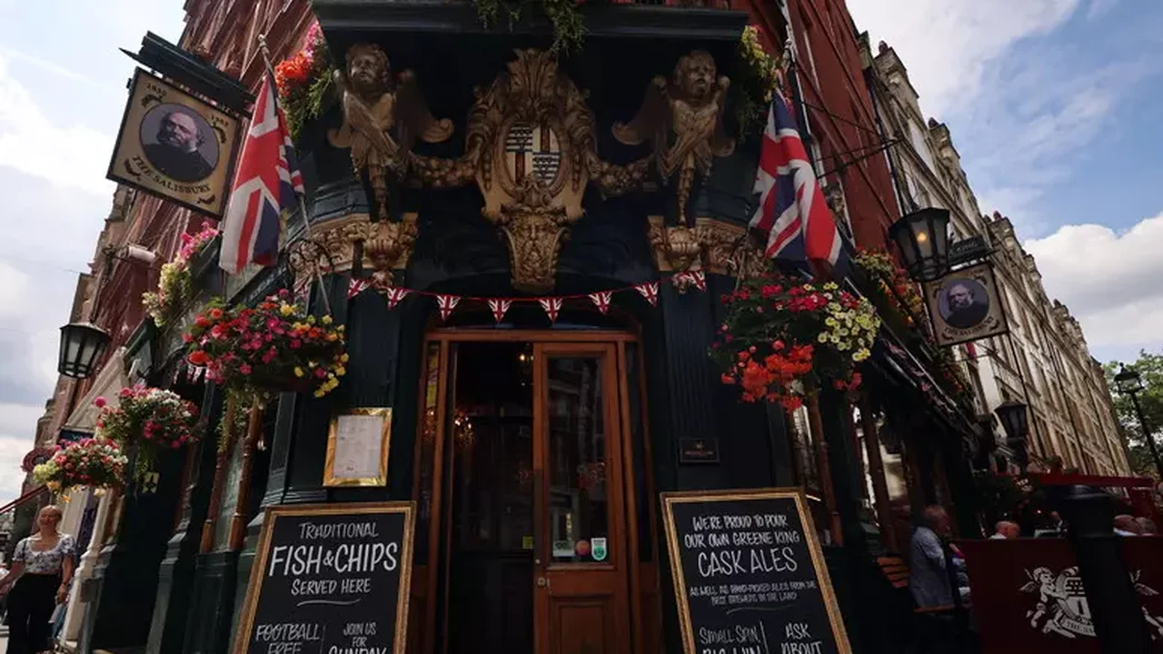 Novo premiê britânico reduz impostos para pubs e barra libertação antecipada de presos