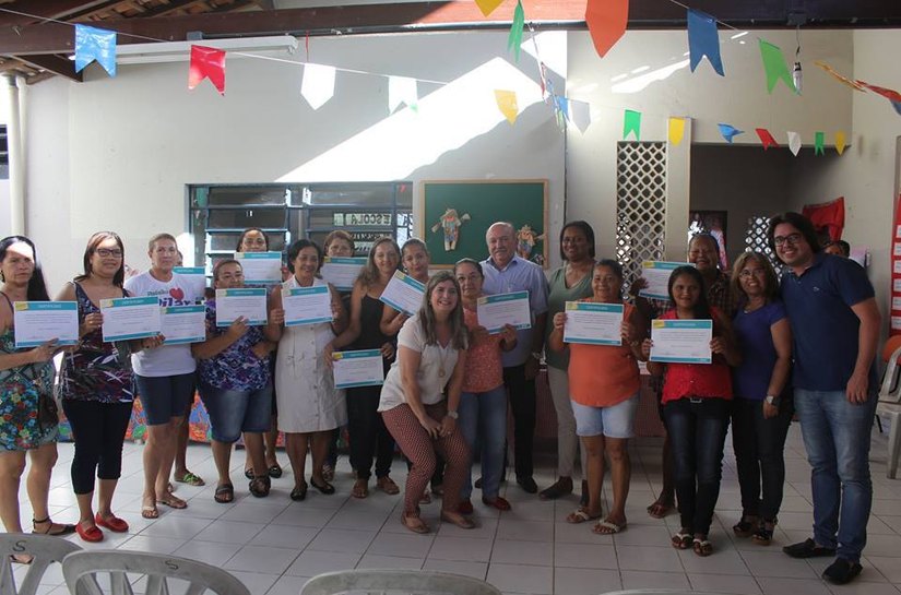 Pilar: prefeito Carlos Alberto Canuto entrega certificdos a merendeiras