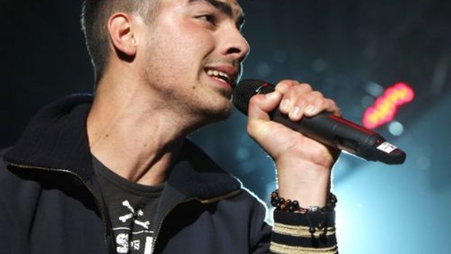 No Twitter, Joe Jonas comenta strip-tease de Britney Spears