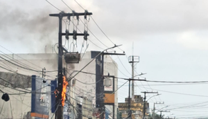 Poste de energia pega fogo no Centro de Aracaju
