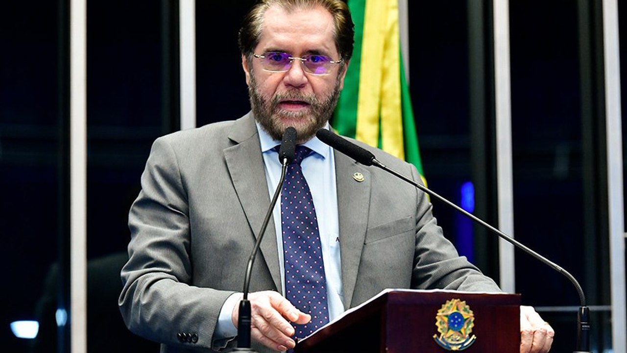Plínio Valério critica Macron por propor 'pausa nas regulamentações ambientais europeias'