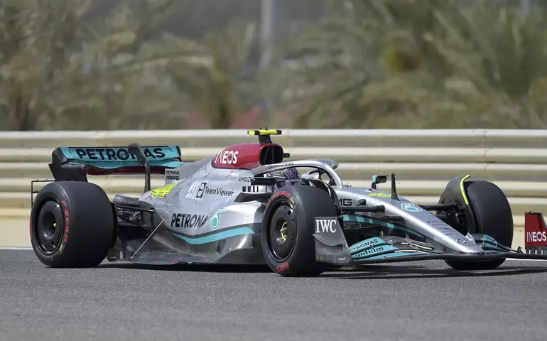 Hamilton elogia novo carro da Mercedes após teste no Bahrein: 'Mais agradável de dirigir'