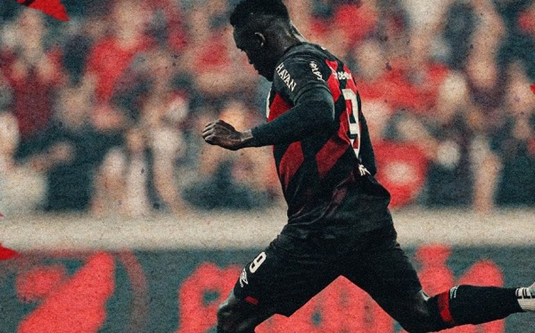 Viveros faz dois, Athletico vira sobre Vitória nos acréscimos e sobe para 5º do Brasileirão