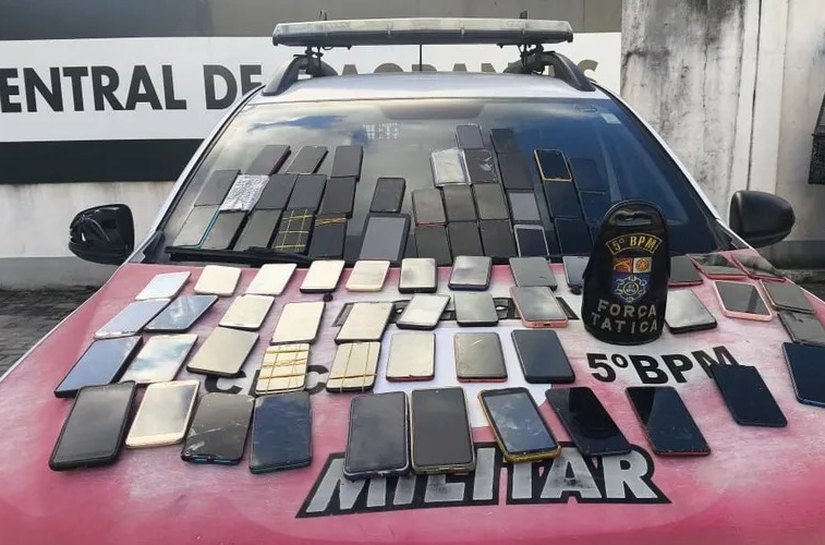 Polícia apreende 75 celulares durante operação em apartamento, no Benedito Bentes