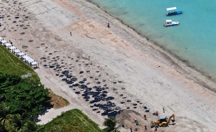 Manchas de óleo em areia de praia de Maragogi, em Alagoas