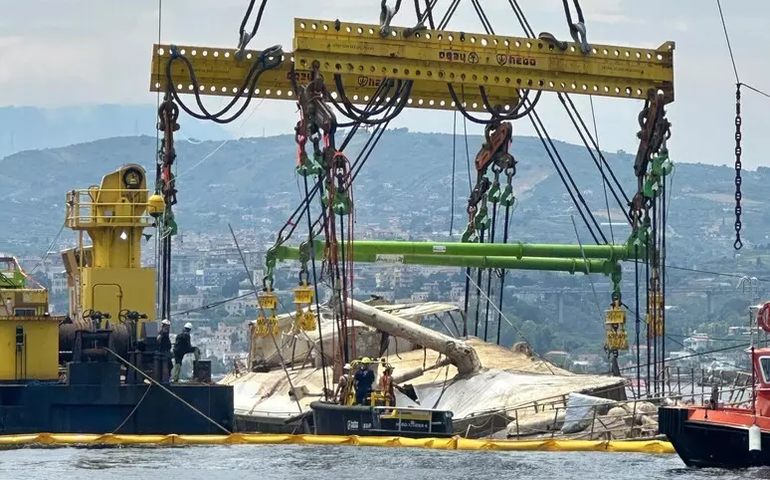 Superiate volta à superfície na Itália 10 meses após naufrágio