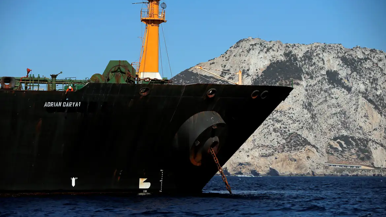 Navio cargueiro é liberado do gelo após ficar preso por dias em lago congelado