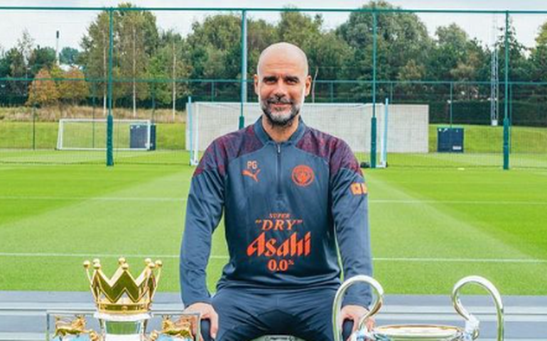 Guardiola assina livro especial de condolências a Bobby Charlton e prega paz no clássico