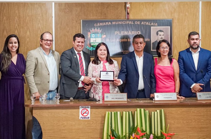 Fátima Canuto recebe título de Cidadã Honorária de Atalaia em reconhecimento ao trabalho prestado ao município