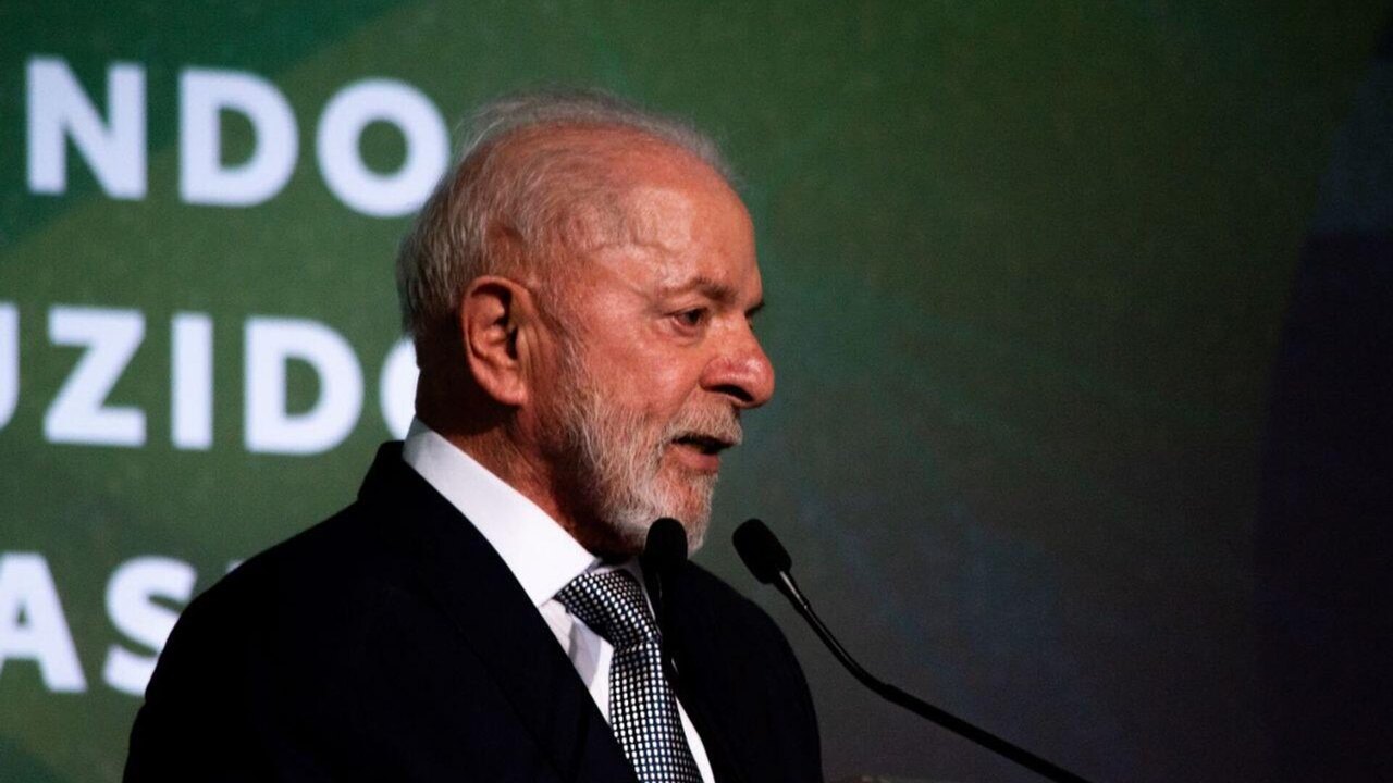 Tensões comerciais entre Brasil e EUA: Lula responde a tarifas de Trump e pede por 'respeito'