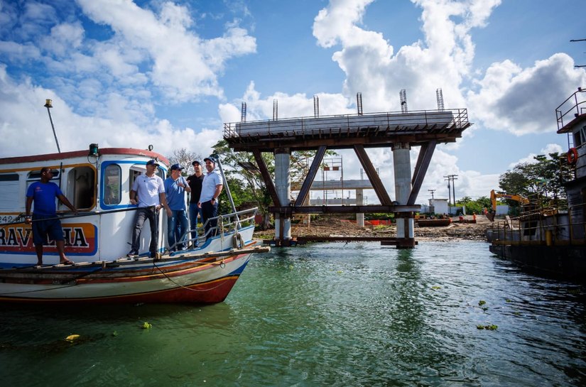 Ao lado de ministro, Paulo Dantas visita obras da ponte Penedo-Neópolis e autoriza construção de creches Cria