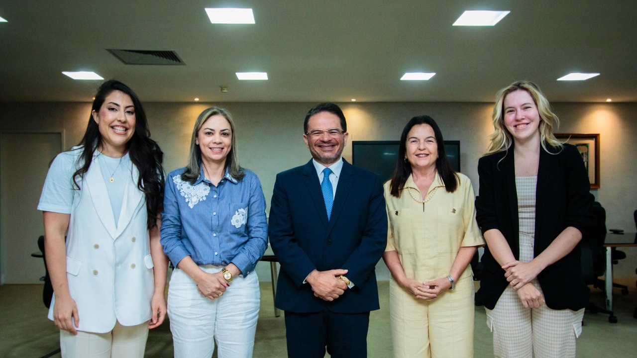 Governador em exercício recebe comissão de mulheres deputadas e lideranças estaduais e municipais
