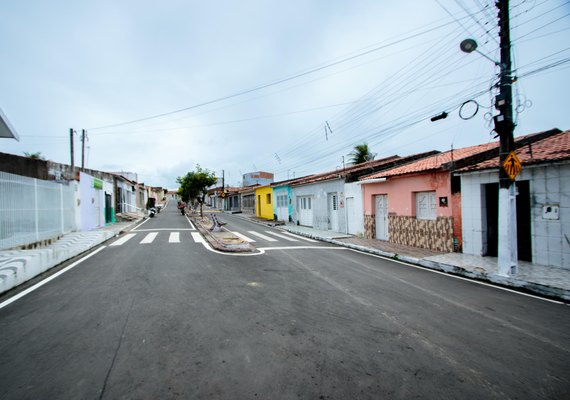 Governo de AL entrega vias pavimentadas e autoriza construção de ginásio poliesportivo em Palestina