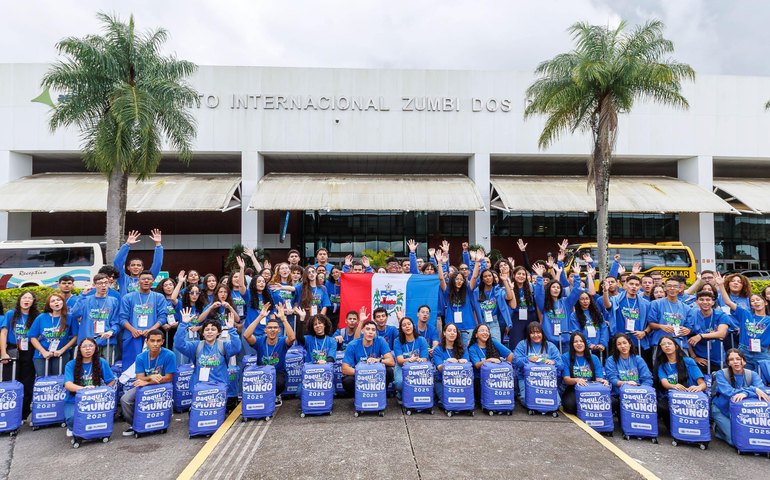 De volta pra casa: estudantes do programa Daqui pro Mundo desembarcam em dois voos neste sábado