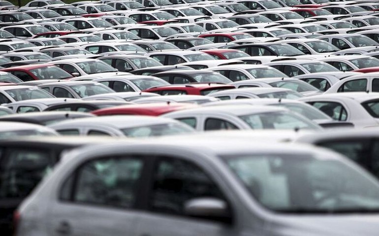 Emplacamentos em 2021 crescem 10,5%, diz Fenabrave