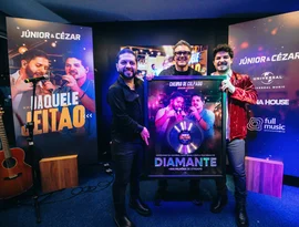Júnior & Cézar recebem certificação Diamante da Universal Music por sucesso de 'Cheiro de Culpado'