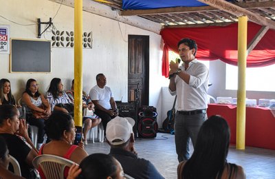 Estudantes do programa AABB Comunidade, em Coruripe, recebem kits com uniformes