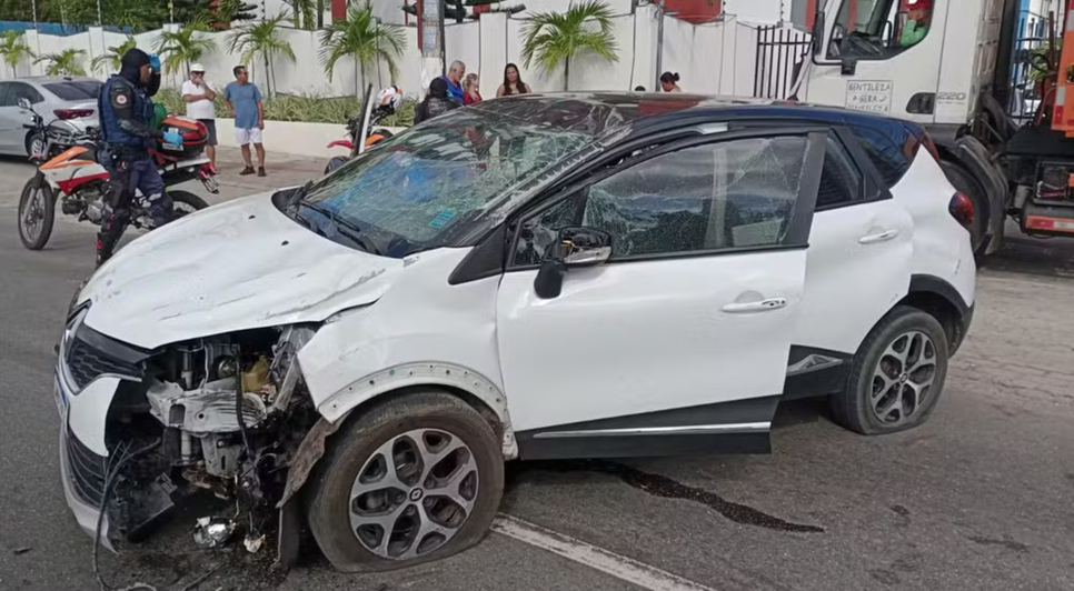 Veículo capota e deixa mulher ferida na Zona Sul de Aracaju
