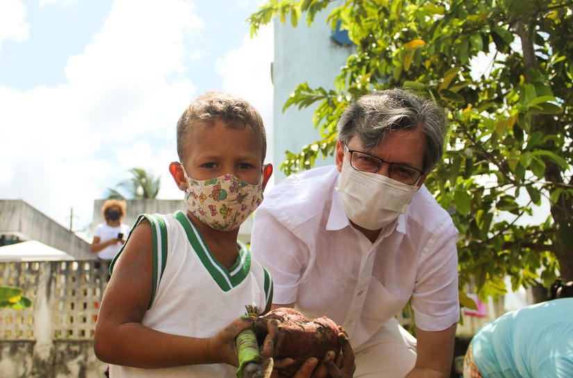 Crianças se divertem e aprendem em colheita de horta no Benedito Bentes