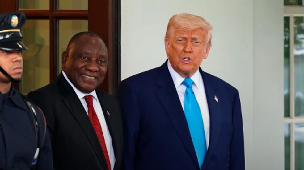 Trump confronta presidente sul-africano com vídeos sobre violência contra brancos