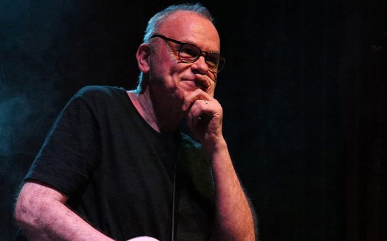 Ex-Engenheiros do Hawaii fratura o tórax após grave acidente de carro no PR