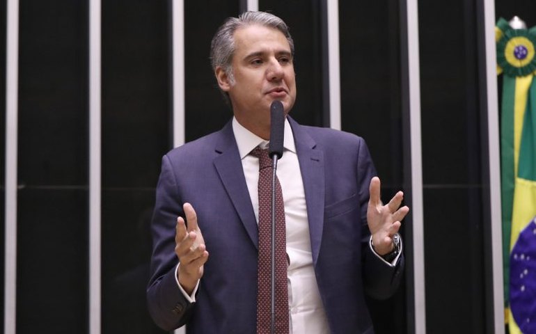 Comissão aprova projeto que prevê regras para contratos de parceria entre esteticistas e clínicas