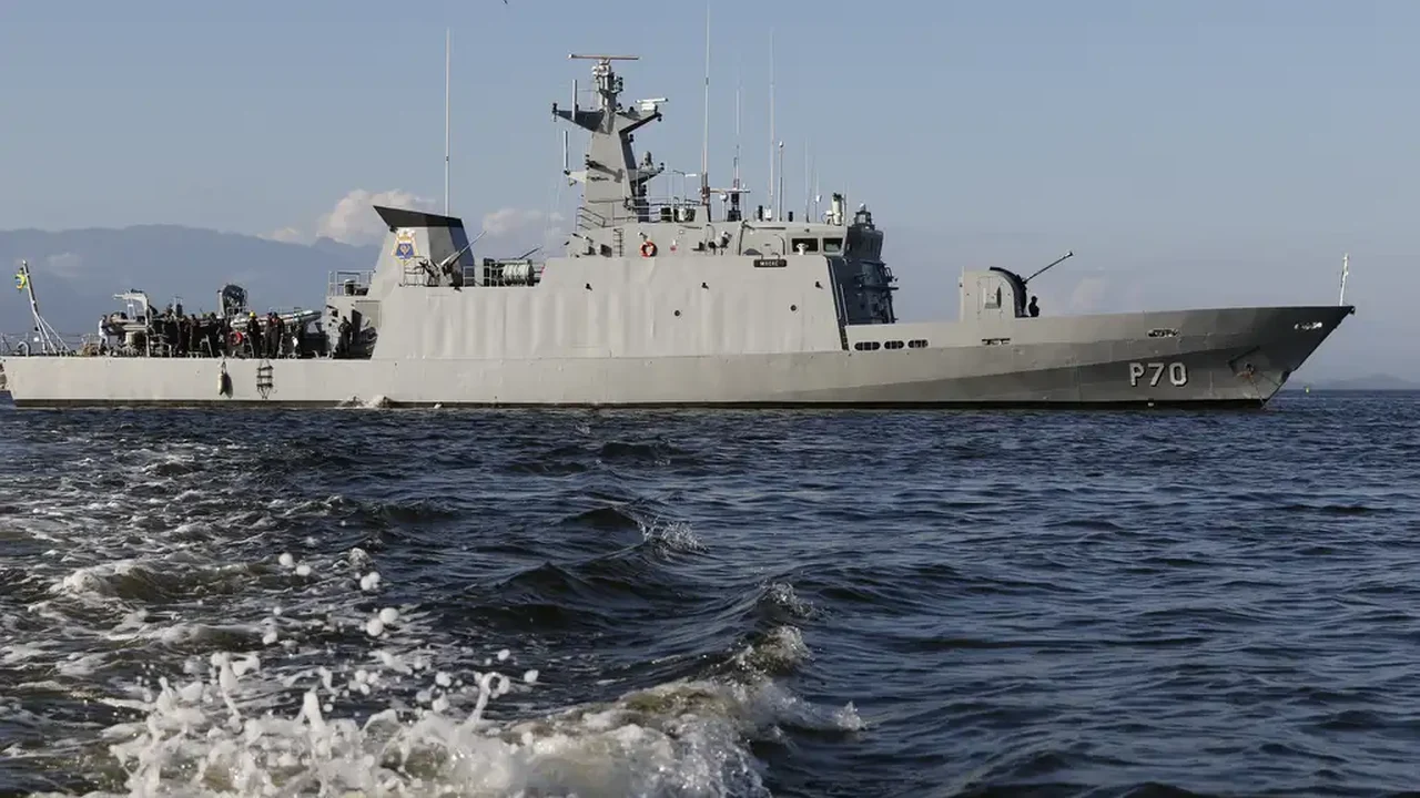 Combate naval com canhões de água ocorre no mar do Sul da China