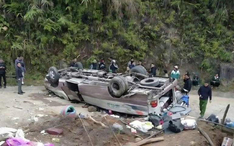 Ônibus capota no Vietnã e deixa mortos em missão humanitária