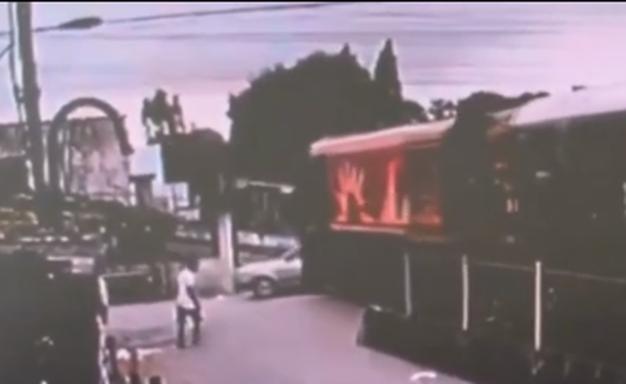 Carro ficou completamente destruído com o impacto