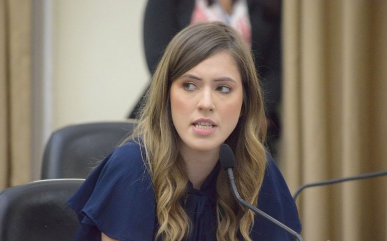 Deputada Cibele Moura faz indicação para que Estado crie sistema e desburocratize abertura de empresas