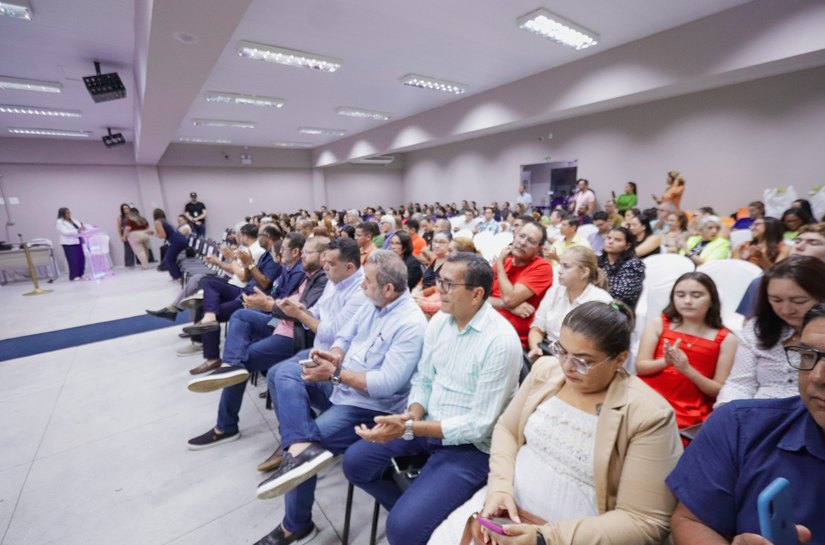 Prefeita Tia Júlia prestigia Jornada do Empreendedor