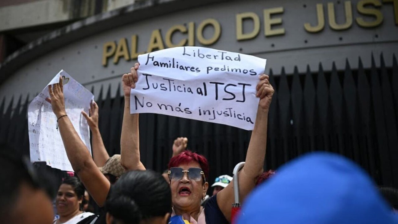 Parentes de detentos em greve de fome protestam em Caracas em meio a denúncias de corrupção prisional
