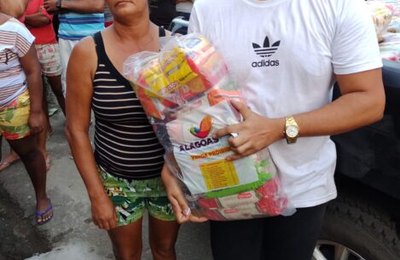 Famílias recebem cestas básicas em São Brás