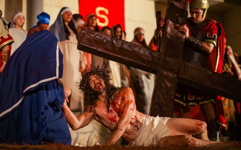 Paixão de Cristo reúne milhares de fiéis no Morro da Massaranduba em seu primeiro dia