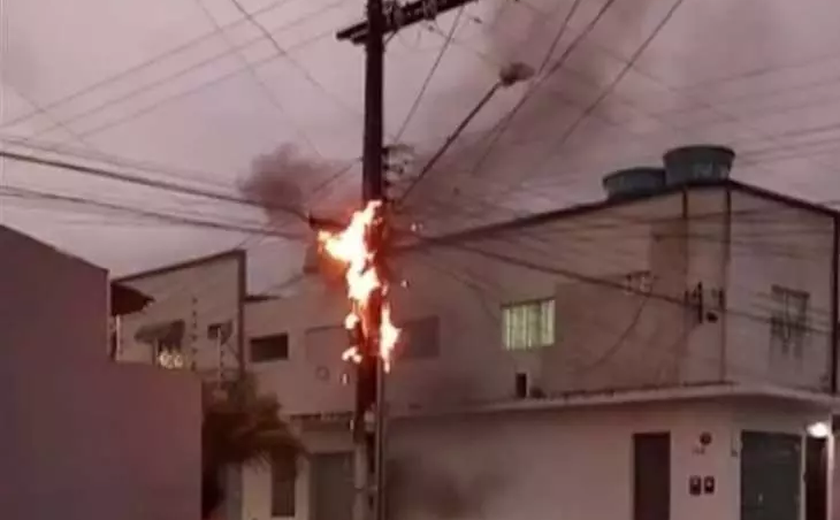 Fiação em poste pega fogo e assusta moradores no bairro da Jatiúca