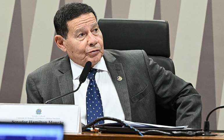 Brasil deve assumir responsabilidade no combate ao crime organizado, diz Mourão