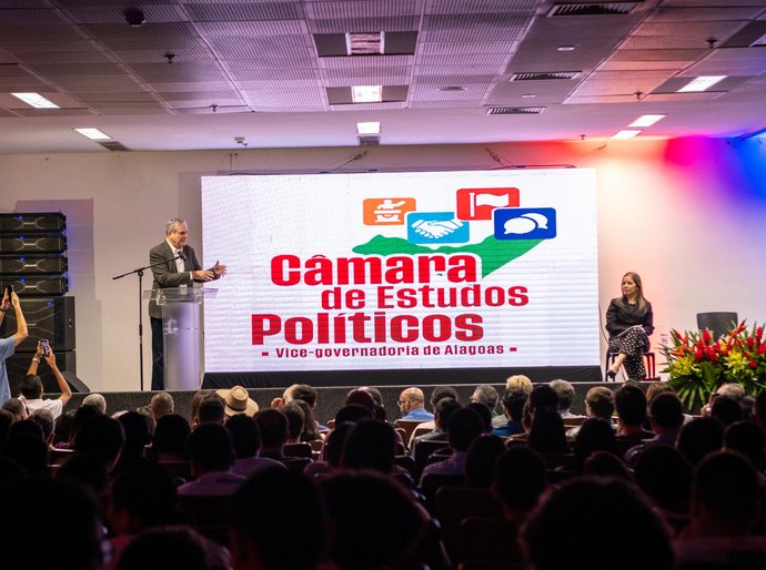 Câmara de Estudos Políticos da Vice-Governadoria de Alagoas recebe médica e deputada Jandira Feghali
